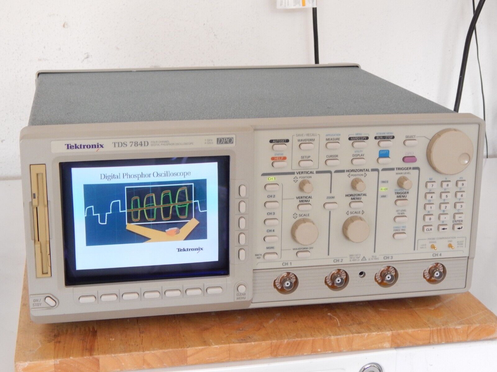TDS784D Tektronix 4Ch Oscilloscope 1GHz 4GS/s Opt 13/1F/2F, new digital display TDS784D Tektronix 4Ch Oscilloscope 1GHz 4GS/s Opt 13/1F/2F, new digital display